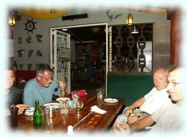 Tom, Alex, Erwin und Maxl beim Abendessen im Anchor Cafe