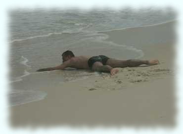 Maxl kriecht am Strand der Grande Anse