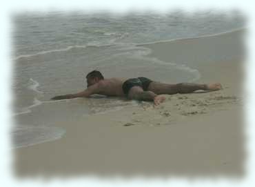 Maxl kriecht am Strand der Grande Anse