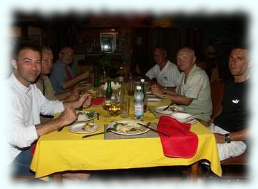 Maxl, Attila, Otto, Alex, Erwin und Tom beim Abendessen im Tournesol