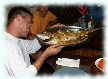 Maxl präsentiert die Hauptspeise, den Fisch