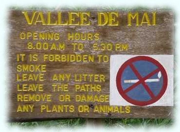 Hinweisschild beim Vallée de Mai mit Öffnungszeiten und Verhaltensregeln
