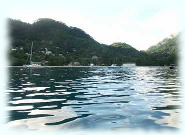 Die Baie de Beau Vallon von der Meerseite aus gesehen