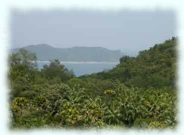 Blick vom Aussichtspunkt des Nationalparks auf die Insel Curieuse