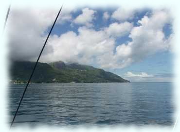 Blick aus der Baie Beau Vallon mit Schönwetterwolken und Sonne