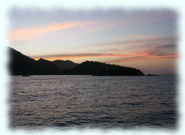 Praslin gen Westen photographiert mit roten Wolken vom Sonnenuntergang