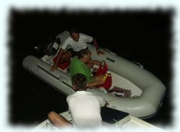 Tom hilft Alex und Attila mit dem Anlegen des Dinghis am Boot