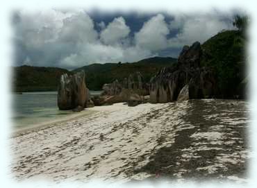 Der Südteil der Baie de La Raie mit Praslin im Hintergrund