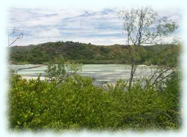 Blick in die Baie de La Raie von einem Hügel aus