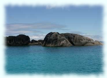 Große Granitsteine im Meer am westlichen Ende der Anse Jasmin