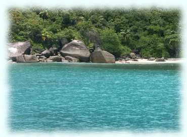 Küstenlinie der Anse Jasmin im Detail mit großen Granitsteinen