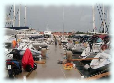 Nasser Anlegesteg in der Marina Šangulin