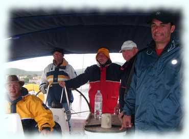 Fritz, Rana, Volker, Erwin und Christian im Cockpit unter dem vor dem Regen schützenden Bimini (c) Tom