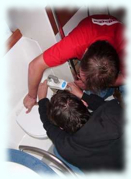 Fritz und Rana reparieren die WC-Pumpe (c) Tom
