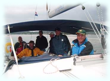 die komplette Crew im Cockpit bei der Anfahrt an Biograd (c) Tom