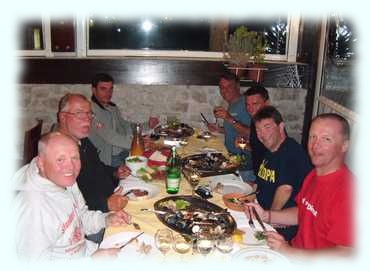 Die Crew beim Abendessen im Guste (c) Tom
