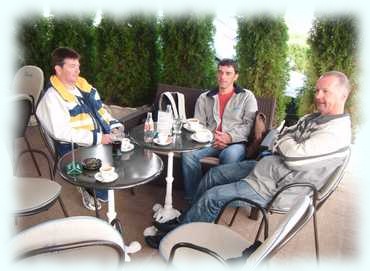 Rana, Christian und Fritz am Tisch in Nikolas Kavana vor dem Frühstück
