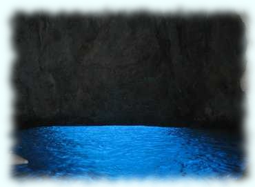 Im Inneren der Blauen Grotte