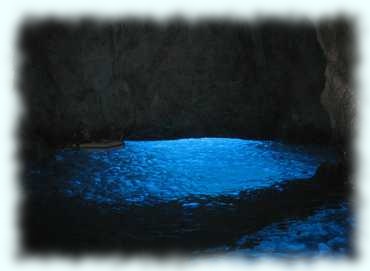 Im Inneren der Blauen Grotte