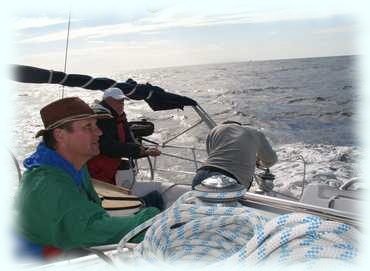 Fritz kontrolliert die Segelstellung während Volker und Christian das Segel trimmen (c) Tom