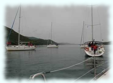 Regattateilnehmer warten in der Bucht vor Luka (c) Tom