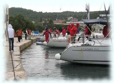 Regattateilnehmer landen kurz an der Mole und nehmen Crewmitglieder auf (c) Tom