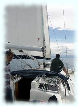 Blick gen Süden mit gesetzten Segel, Alex im Cockpit und Tom auf Deck