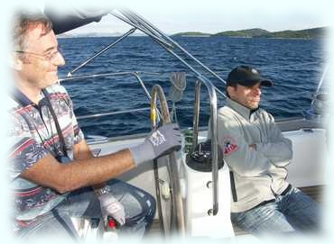 Alex am Steuerrad und Christian im Cockpit