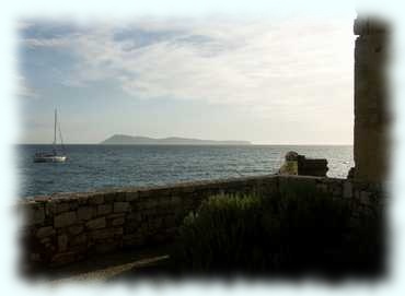 Blick über das Meer nach Biševo