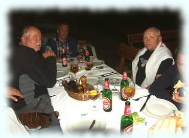 Volker, Alex, Erwin und Tom beim Abendessen im Bako