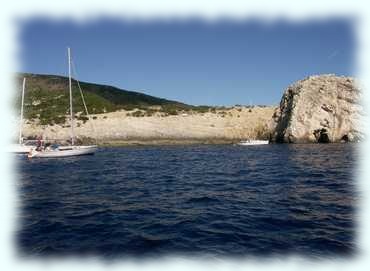 Die kreisenden Segelboote in der Bucht vor der Blauen Grotte