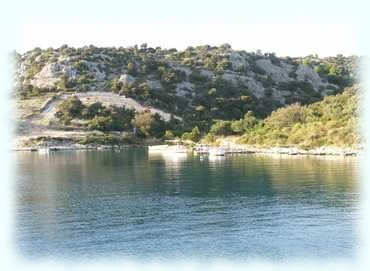Das Ende der Bucht Sičenica mit Fischerbooten
