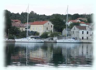 Die Nevera und ein zweites baugleiches Boot an der Mole von Luka