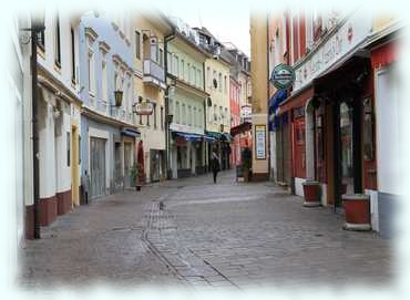 Eine menschneleere Straße in der Fußgängerzone im Zentrum Villachs