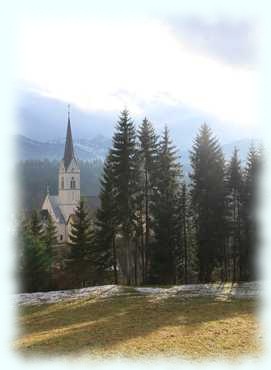 Blick vom Hügel auf die Kirche von Hermagor