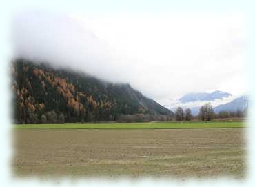 wolkenverhangene Berge im Drautal