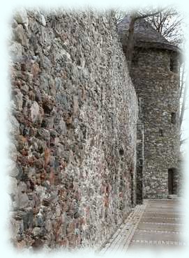 Stadtmauer und Wehrturm bei der Schule in Lienz