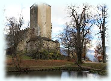 Schloss Bruck mit einem kleinen Teich im Vordergrund