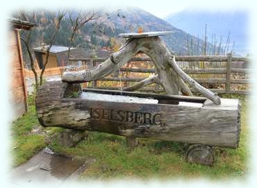 Ein Holzbrunnen in Iselsberg