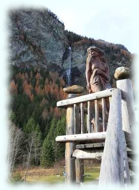 Die Aussichtsplattform mit einer Holzstatue der Jungfer und der Jungfern Sprung im Hintergrund