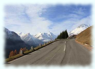 Großglockner Hochalpenstraße mit den Hohen Tauern dahinter