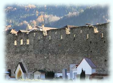 Die Stadtmauer von Gmünd in Kärnten hinter dem Friedhof