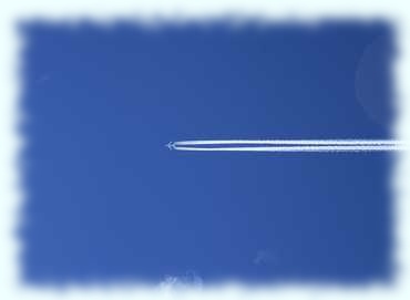 Düsenflugzeug am Himmel mit Kondensstreifen