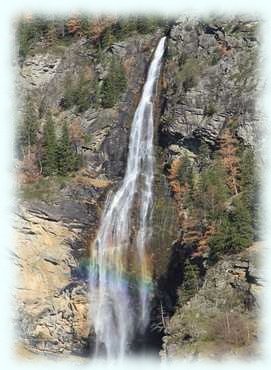 Fallbach Wasserfall mit Regenbogen in der Gischt
