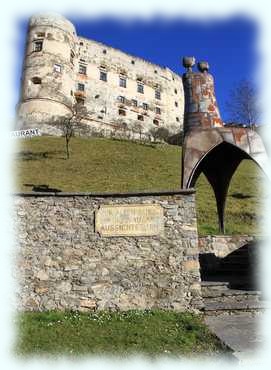 Eingang zur Burg Gmünd mit der Burg Gmünd im Hintergrund
