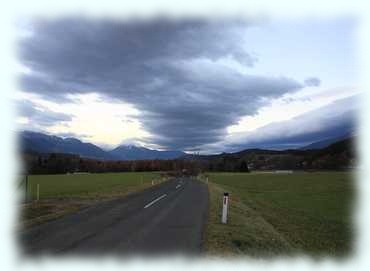 Dunkle Wolken ziehen durch das Drautal