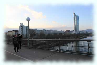 Roberta i Vojmir na mostu pred Millenium City