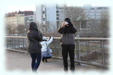 Roberta, Ela i Vojmir fotografiraju na mostu