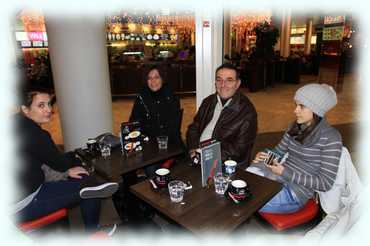 Roberta, Desi, Vojmir i Ela sjede u kafiču