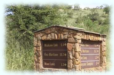 Ein Wegweiser aus Stein im Nationalpark Pilanesberg
